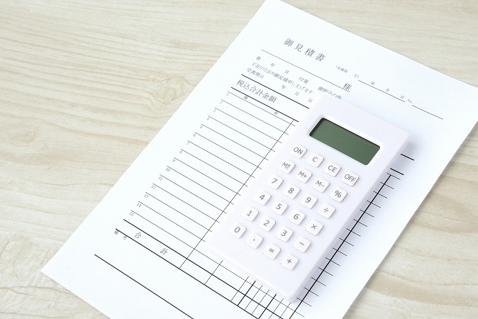 お見積書と長い電卓