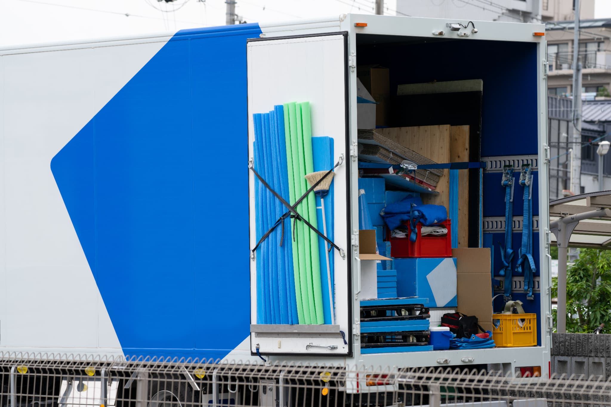 青い引越しトラック